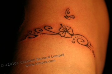 009.Tatouage-Paris-lompre-polynesien-fleur-fille-papillon 